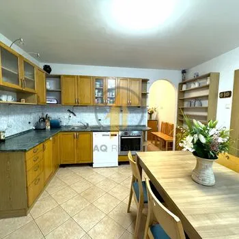 Prodej rodinného domu 6+kk situovaného na polosamotě v obci Mostek, okres Trutnov