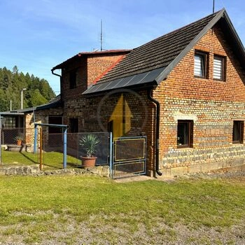 Prodej rodinného domu 6+kk situovaného na polosamotě v obci Mostek, okres Trutnov