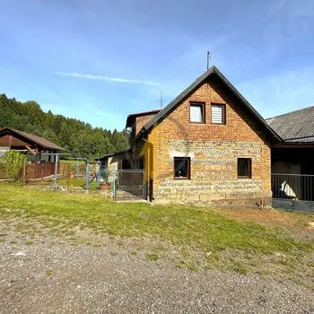 Prodej rodinného domu 6+kk situovaného na polosamotě v obci Mostek, okres Trutnov