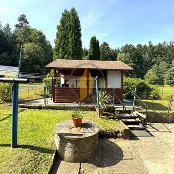 Prodej rodinného domu 6+kk situovaného na polosamotě v obci Mostek, okres Trutnov