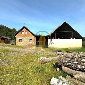 Prodej rodinného domu 6+kk situovaného na polosamotě v obci Mostek, okres Trutnov