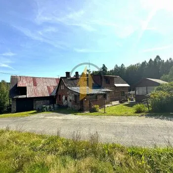 Prodej rodinného domu 6+kk situovaného na polosamotě v obci Mostek, okres Trutnov