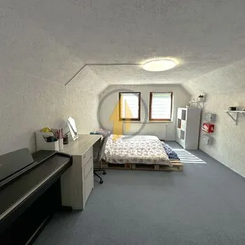 Prodej rodinného domu 6+kk situovaného na polosamotě v obci Mostek, okres Trutnov