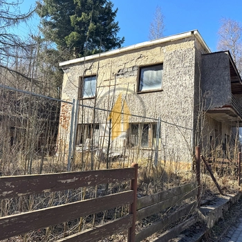 Prodej domu se 2 bytovými jednotkami, garážemi a zahradou