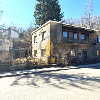 Prodej domu se 2 bytovými jednotkami, garážemi a zahradou