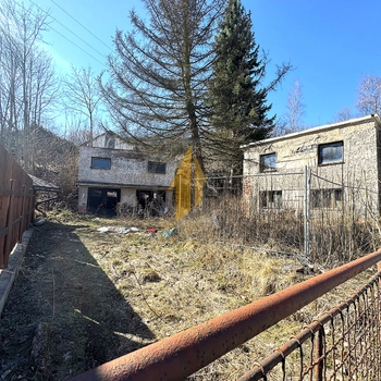 Prodej domu se 2 bytovými jednotkami, garážemi a zahradou