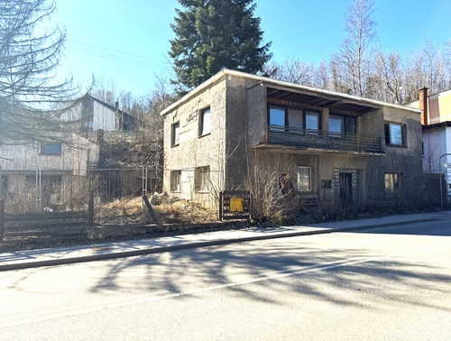 Fotografie nemovitosti - Prodej domu se 2 bytovými jednotkami, garážemi a zahradou