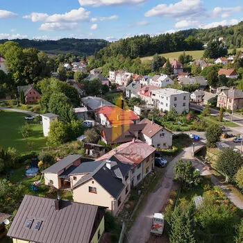 Prodej rodinného domu se zahradou o celkové ploše 240 m&sup2; v obci Stará Paka.