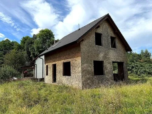 Fotografie nemovitosti - Prodej stavebního pozemku o výměře 800 m² s rozestavěnou stavbou v obci Horní Heřmanice v Čechách
