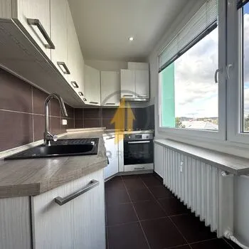 Pronájem krásného zrekonstruovaného bytu 3+1 v Jičíně – klid, zeleň a vše po ruce!