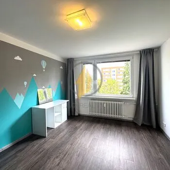 Pronájem krásného zrekonstruovaného bytu 3+1 v Jičíně – klid, zeleň a vše po ruce!