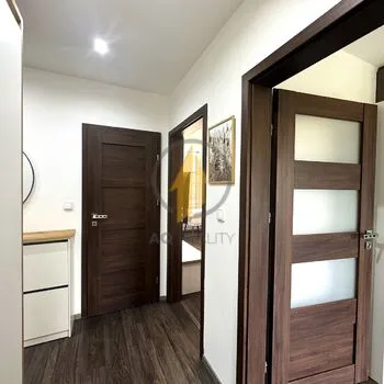 Pronájem krásného zrekonstruovaného bytu 3+1 v Jičíně – klid, zeleň a vše po ruce!