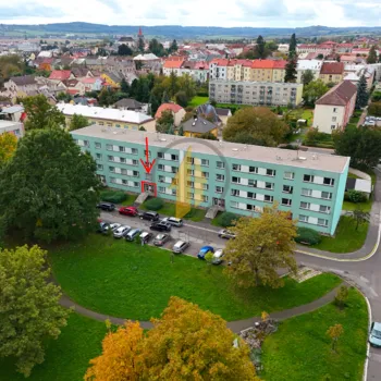 Pronájem krásného zrekonstruovaného bytu 3+1 v Jičíně – klid, zeleň a vše po ruce!