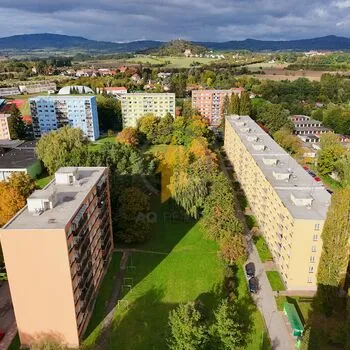 Pronájem krásného zrekonstruovaného bytu 3+1 v Jičíně – klid, zeleň a vše po ruce!