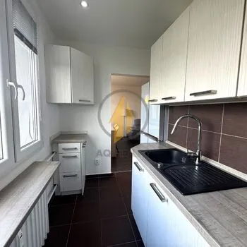 Pronájem krásného zrekonstruovaného bytu 3+1 v Jičíně – klid, zeleň a vše po ruce!