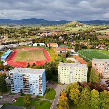 Pronájem krásného zrekonstruovaného bytu 3+1 v Jičíně – klid, zeleň a vše po ruce!