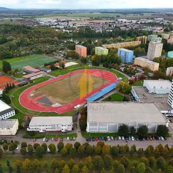 Pronájem krásného zrekonstruovaného bytu 3+1 v Jičíně – klid, zeleň a vše po ruce!