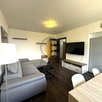 Pronájem krásného zrekonstruovaného bytu 3+1 v Jičíně – klid, zeleň a vše po ruce!