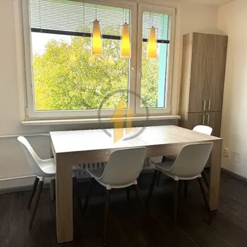 Pronájem krásného zrekonstruovaného bytu 3+1 v Jičíně – klid, zeleň a vše po ruce!