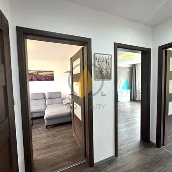 Pronájem krásného zrekonstruovaného bytu 3+1 v Jičíně – klid, zeleň a vše po ruce!