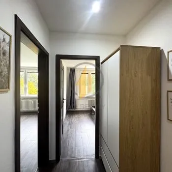 Pronájem krásného zrekonstruovaného bytu 3+1 v Jičíně – klid, zeleň a vše po ruce!