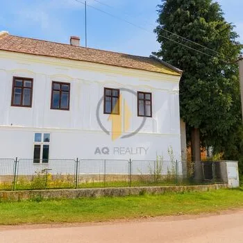 Prodej rodinného domu s prostornou stodolou v obci Nemyčeves