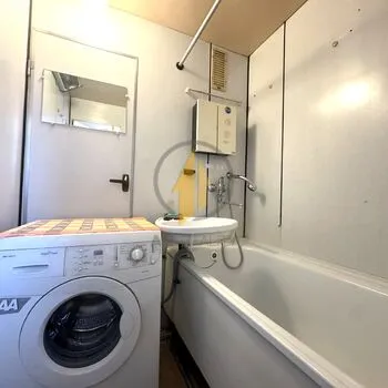 Pronájem slunného bytu 3+1 o CP 67 m2 s lodžií v Jičíně.