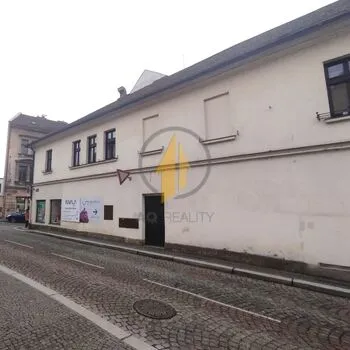 Pronájem přízemí domu ke komerčnímu užití v obci Turnov.